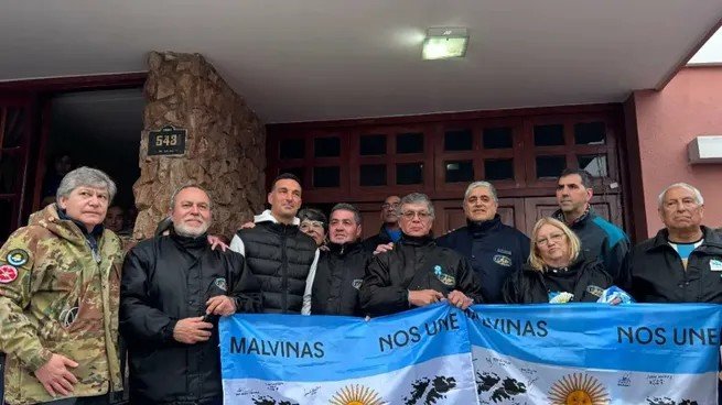 Lionel Scaloni recibió a veteranos de Malvinas y fue homenajeado