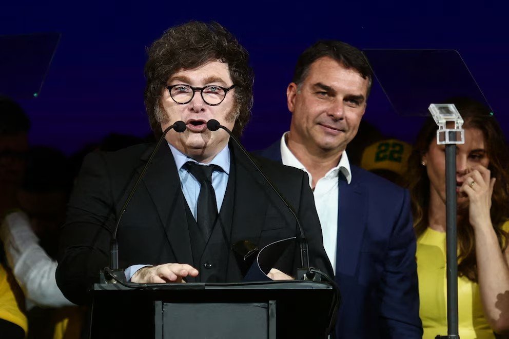 En un fuerte discurso, Javier Milei apoyó la candidatura de Flávio Bolsonaro: “No hay otro capaz de terminar con el Riesgo Lula”