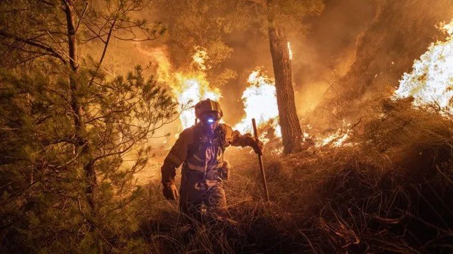 Incendios en España: Pedro Sánchez admite que vienen "horas complicadas" y las personas confinadas ya son 90.000
