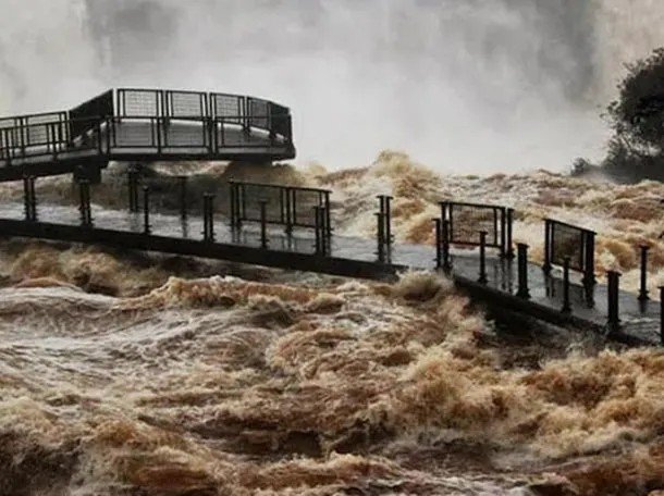 Montan operativos de evacuación por las crecidas de los ríos Iguazú, Uruguay y Paraná