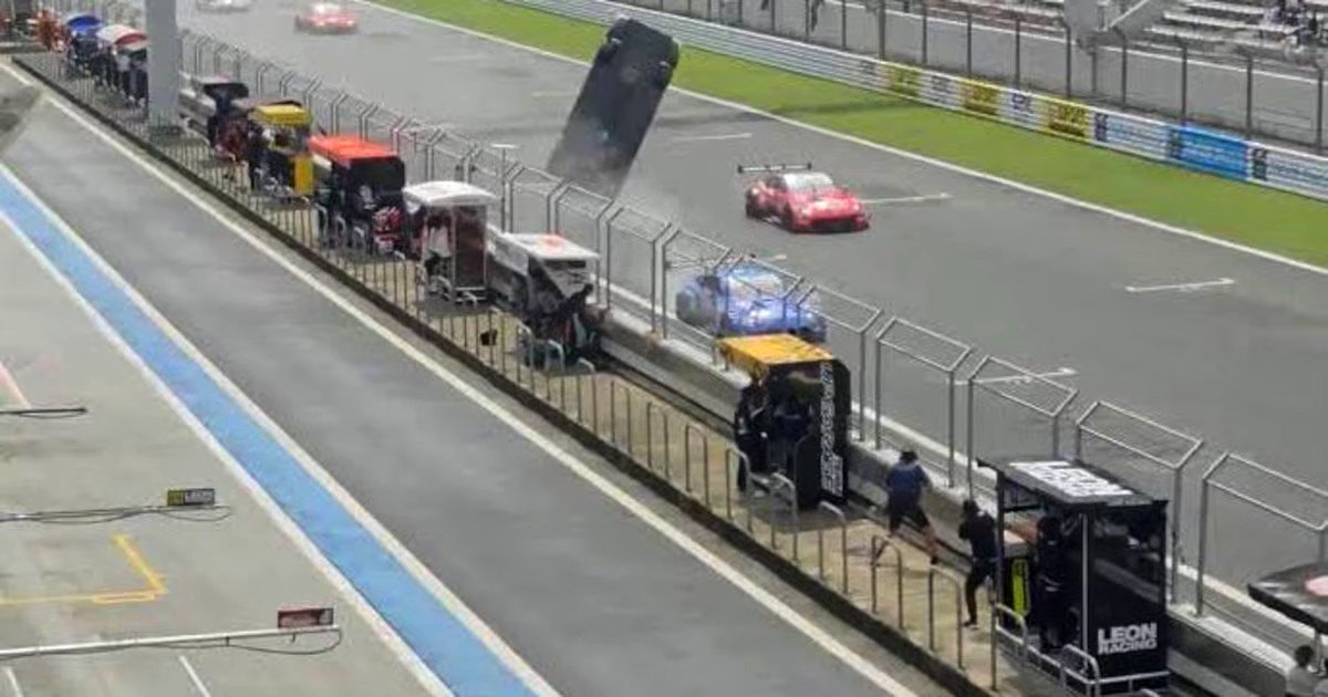 Accidente en una carrera en Japón: un auto voló a 270 km/h y pasó cerca de de los boxes