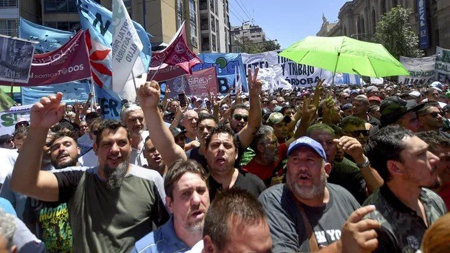 Agosto arranca con alta conflictividad social para el Gobierno con paro docente y movilizaciones