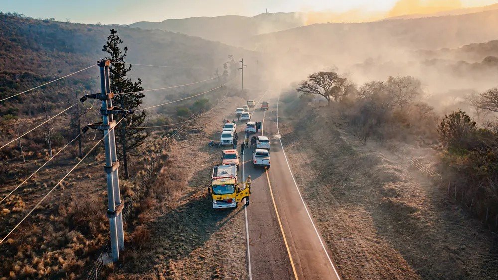 Controlaron el avance del fuego sobre la zona urbana de El Rodeo y siguen los trabajos