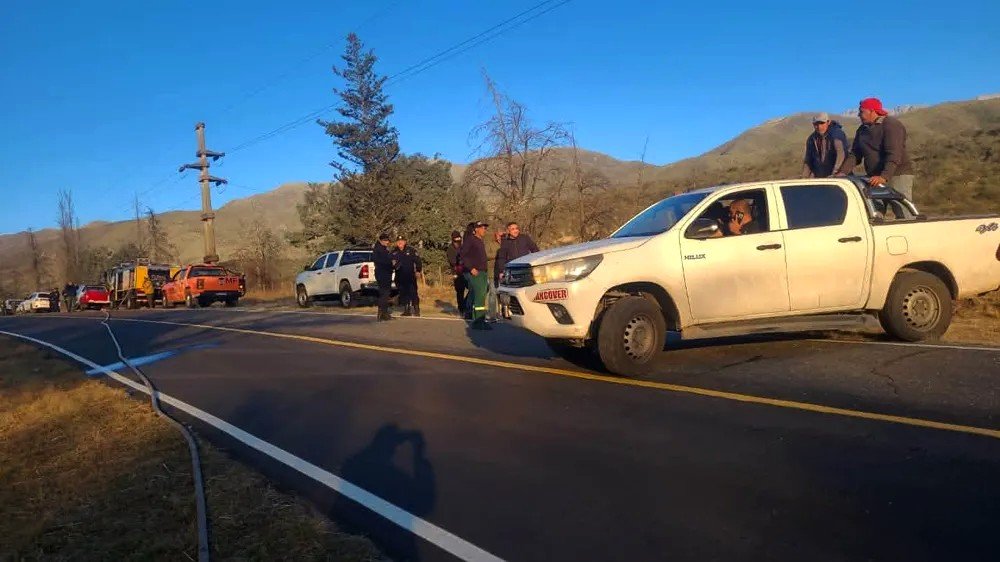 Controlaron el avance del fuego sobre la zona urbana de El Rodeo y siguen los trabajos