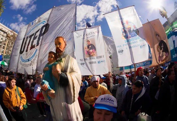 Miles marcharon en Plaza de Mayo por San Cayetano bajo la consigna "paz, pan, tierra, techo y trabajo"