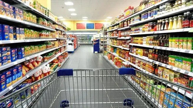 Las dos caras del consumo: crece el gasto privado, pero cae la venta de productos masivos y se resiente el humor social