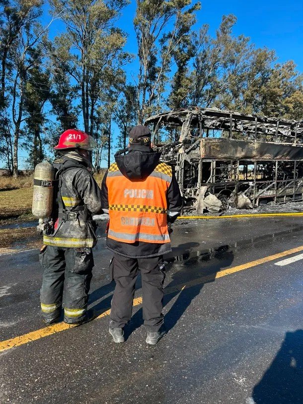 Pánico en Córdoba: se incendió un micro con 22 pasajeros a bordo