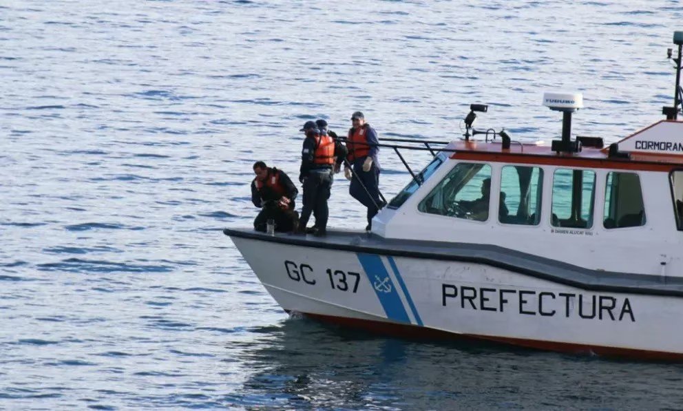 Un auto despistó y cayó al lago Nahuel Huapi en Bariloche: murió una niña de 3 años
