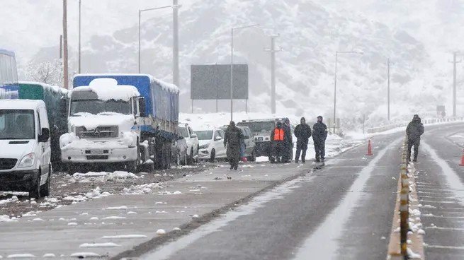 Tras 25 días cerrado por la nevada, el Paso Cristo Redentor podría reabrir el tránsito para miles de camiones varados