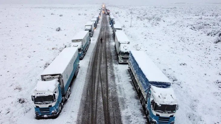 Tras 25 días cerrado por la nevada, el Paso Cristo Redentor podría reabrir el tránsito para miles de camiones varados