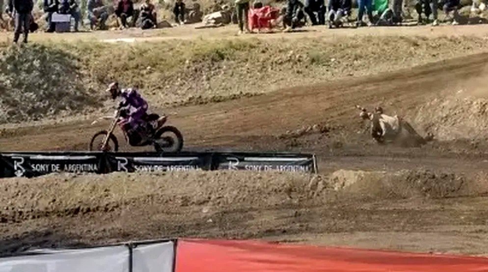 Campeonato Argentino de Motocross: una moto embistió a un fotógrafo en plena carrera