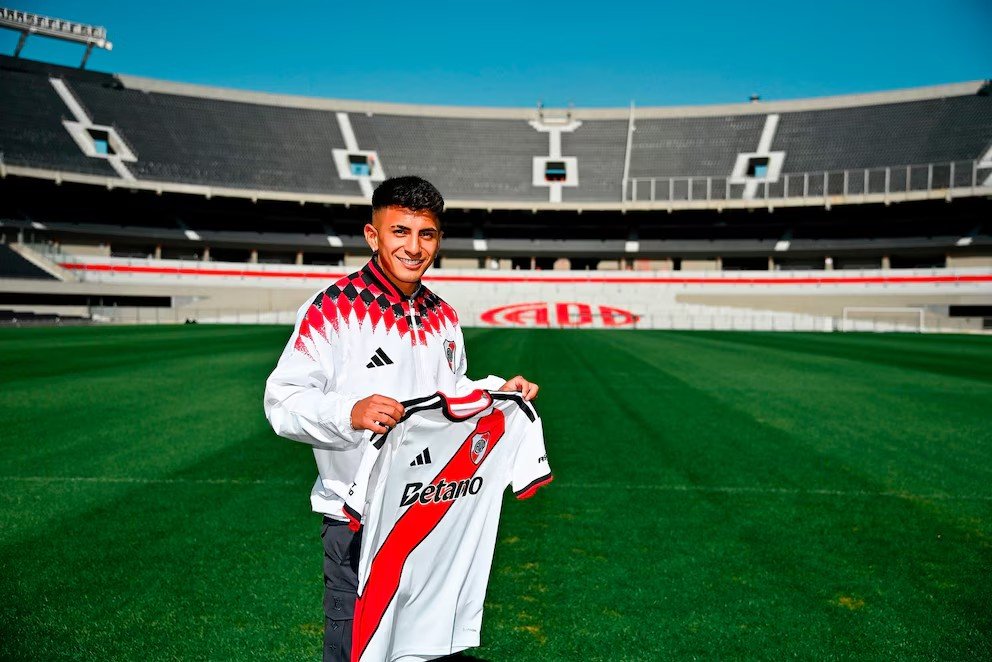 Thiago Almada firmó el contrato con River Plate: sus primeras fotos con la camiseta del club