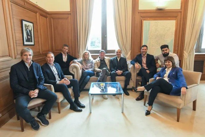 Federico Sturzenegger dará explicaciones en la mesa política tras el revés en el Senado