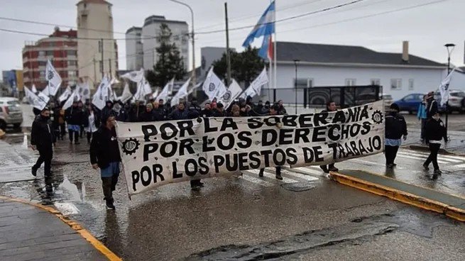 Nueva ola de despidos sacude a las provincias y suma presión a los gobernadores