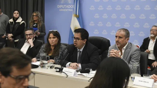 En un clima de tensión, el oficialismo y sus aliados dejaron listo para llevar al recinto los cambios al Banco Central