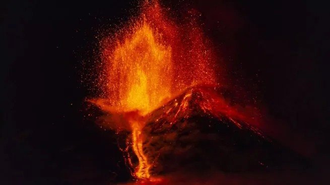 Lava, ceniza y turismo de riesgo: la erupción del Etna desborda a los guías y cierra el aeropuerto