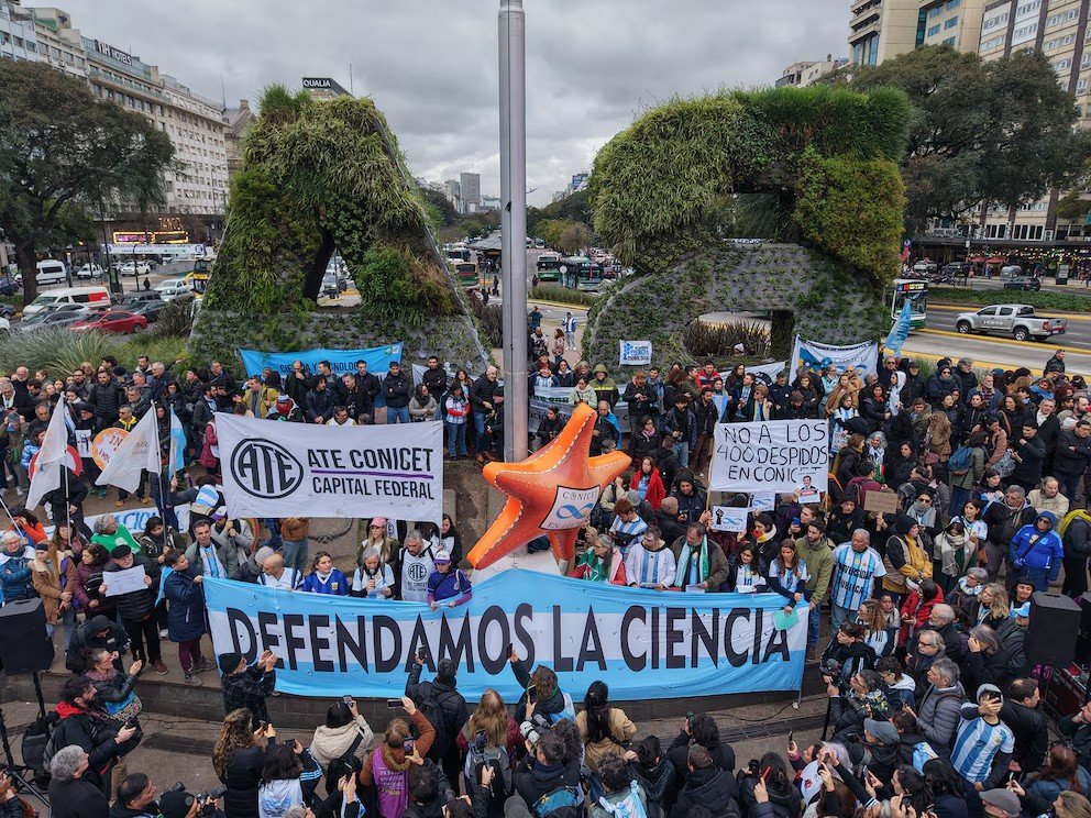 La comunidad científica marchó al Obelisco y reclamó por la falta de financiamiento: “Estamos viviendo un cientificidio”
