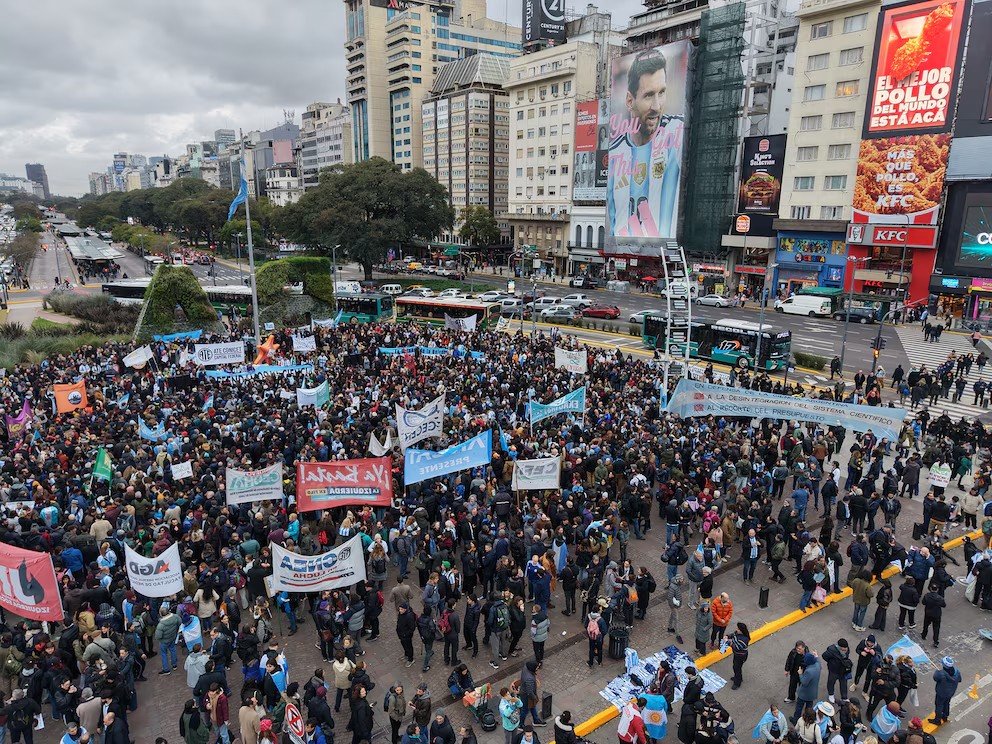 La comunidad científica marchó al Obelisco y reclamó por la falta de financiamiento: “Estamos viviendo un cientificidio”
