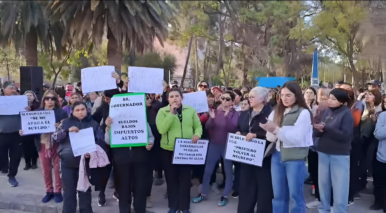 Vecinos de Belén se movilizaron masivamente en Plaza Olmos y Aguilera contra los desmedidos aumentos en la tarifa eléctrica