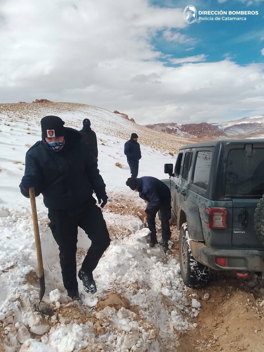 RESCATAN A TURISTAS TUCUMANOS ATASCADOS EN LA NIEVE EN ANTOFAGASTA DE LA SIERRA