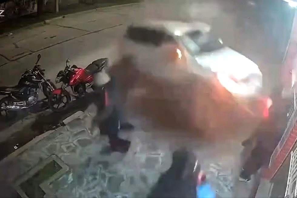Mar del Plata: un muerto y cinco heridos por el brutal vuelco y choque de una camioneta contra un almacén
