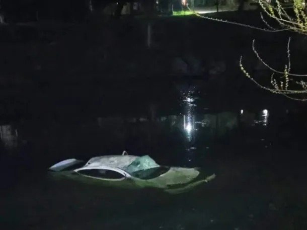 Dramático momento en Córdoba: un auto cayó al río y un joven fue rescatado