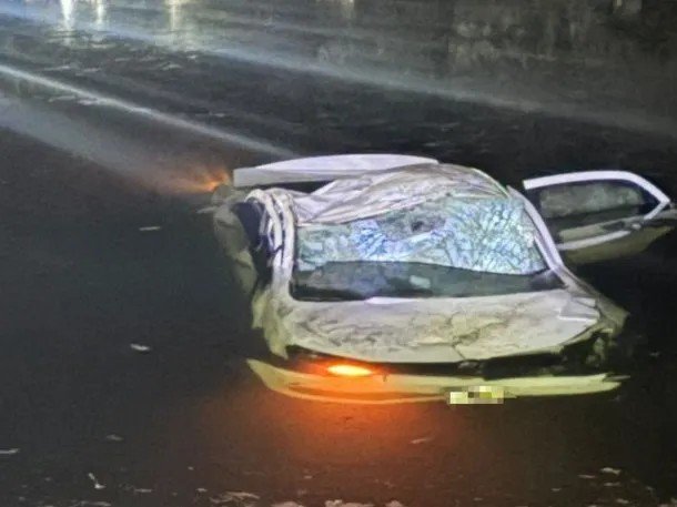 Dramático momento en Córdoba: un auto cayó al río y un joven fue rescatado