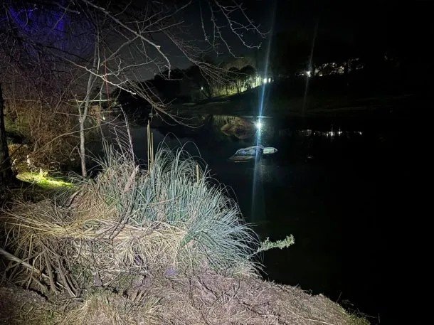 Dramático momento en Córdoba: un auto cayó al río y un joven fue rescatado