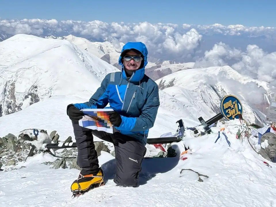 Un montañista catamarqueño llegó a la cima de una de las montañas más altas del mundo