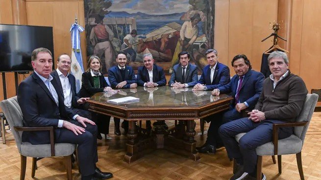 Javier Milei reencauza el diálogo con los gobernadores y el peronismo busca sumar a los díscolos
