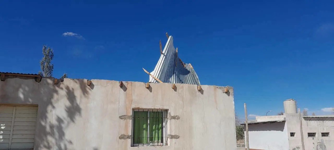 El viento zonda destrozó techos de una escuela y derribó torres de energía en Fiambalá