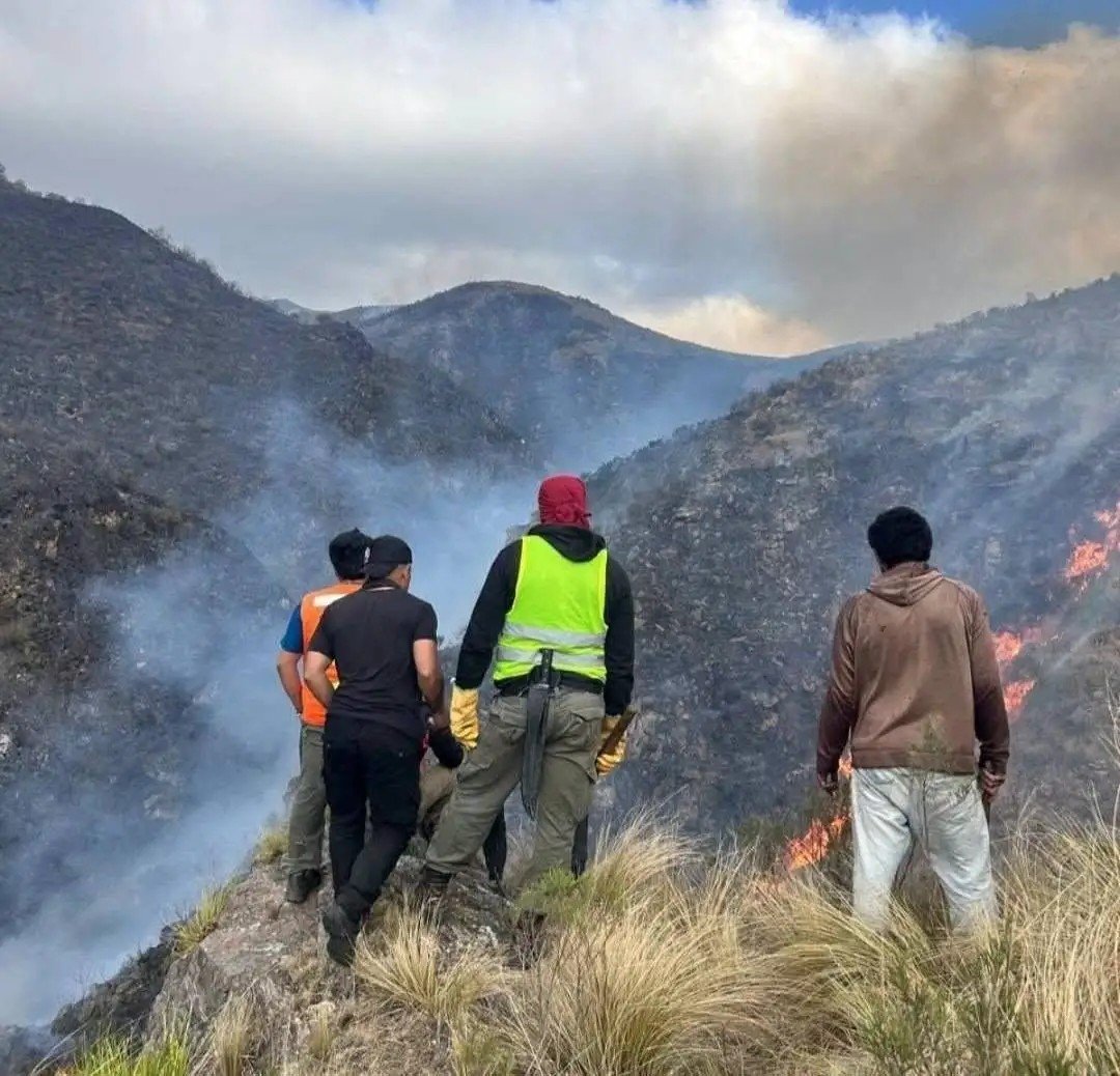 El fuego en Aconquija arrasó con 300 hectáreas y monitorean la zona