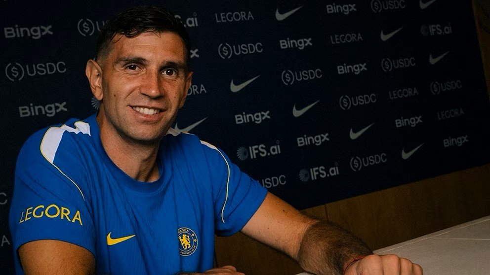 Dibu Martínez fue presentado como jugador del Chelsea: la frase sobre su forma de vivir el fútbol que enloqueció a los fanáticos