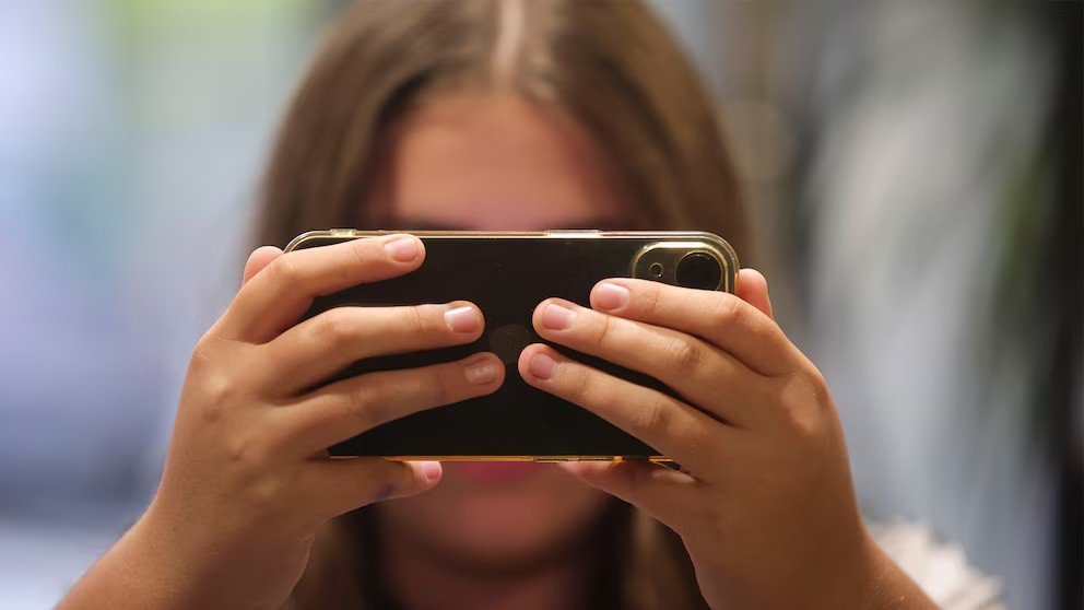 El inicio temprano en redes sociales se vincula con peor salud mental en adolescentes, según un estudio