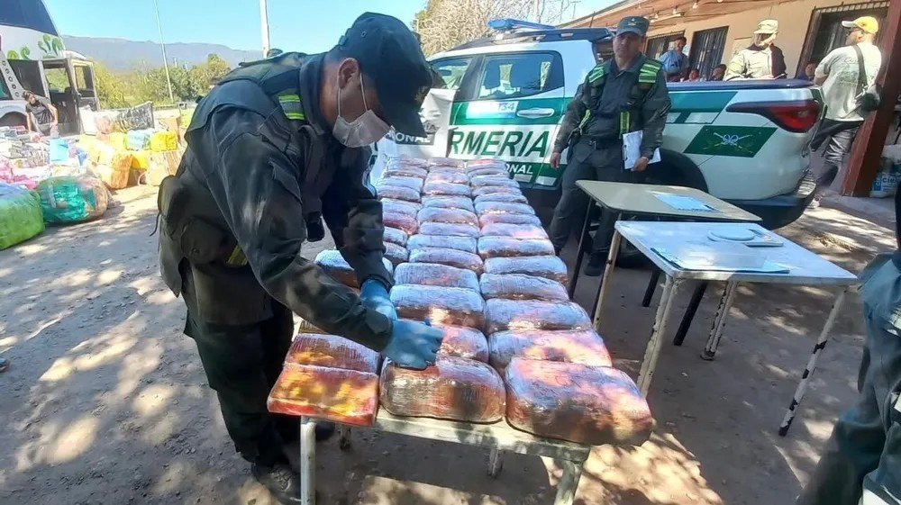 Detuvieron a una mujer con 4 kilos de cocaína y casi 50 kilos de marihuana