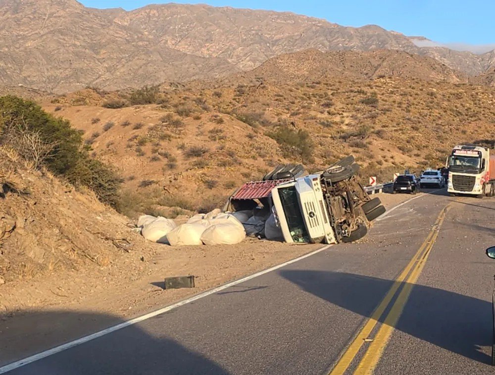 Volcó un camión en La Cébila a la altura de la Curva de las Golondrinas