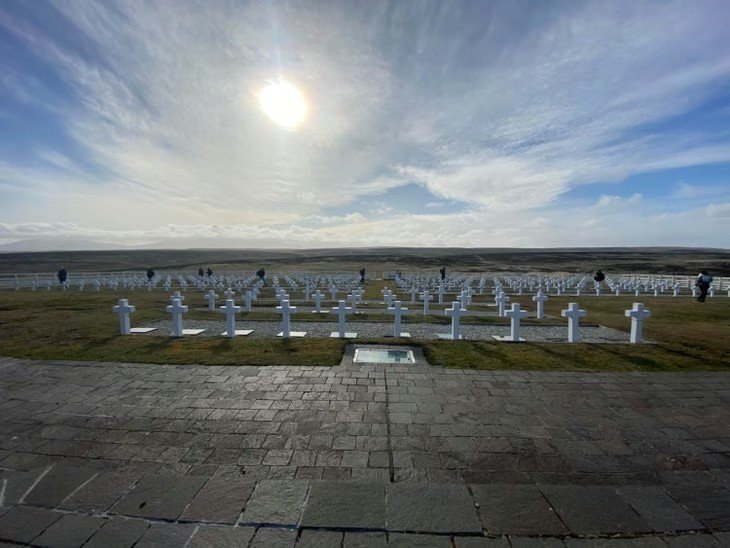 Un contingente de excombatientes argentinos viajó a Malvinas en medio de la escalada con el Reino Unido