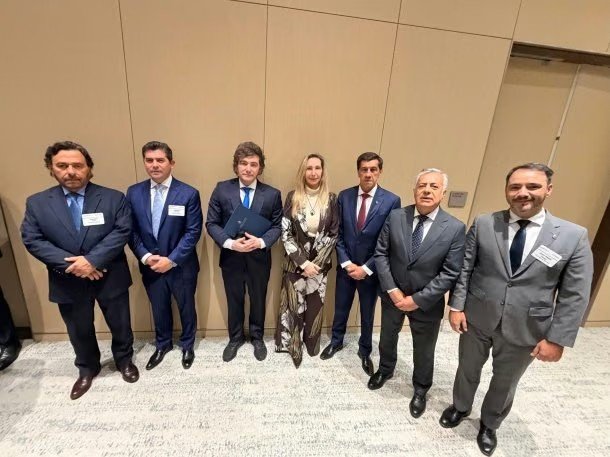 Quiénes son los 12 gobernadores que viajan con Javier Milei a París