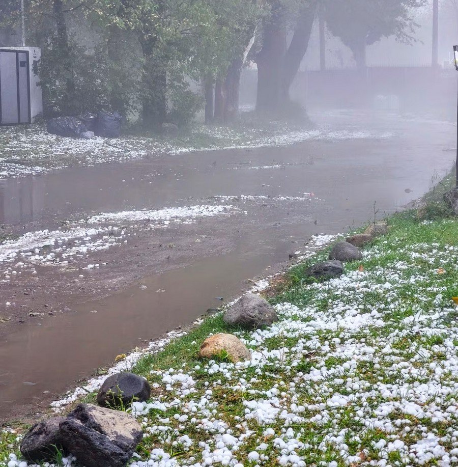 Fuerte temporal azotó Córdoba con tormentas, granizo y ráfagas de viento mientras rige alerta meteorológica