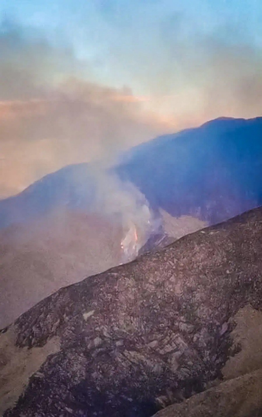 El fuego no da tregua en Andalgalá: las llamas avanzan por los cerros