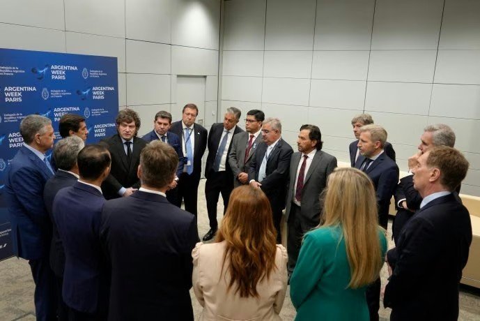 Javier Milei y los gobernadores en París: foto sin sorpresas, el futuro de las PASO y una ofrenda de paz
