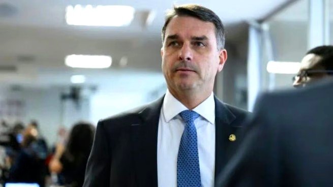 Sorpresa en Brasil: Flávio Bolsonaro se impone en la primera vuelta, Lula ante un difícil escenario para el balotaje
