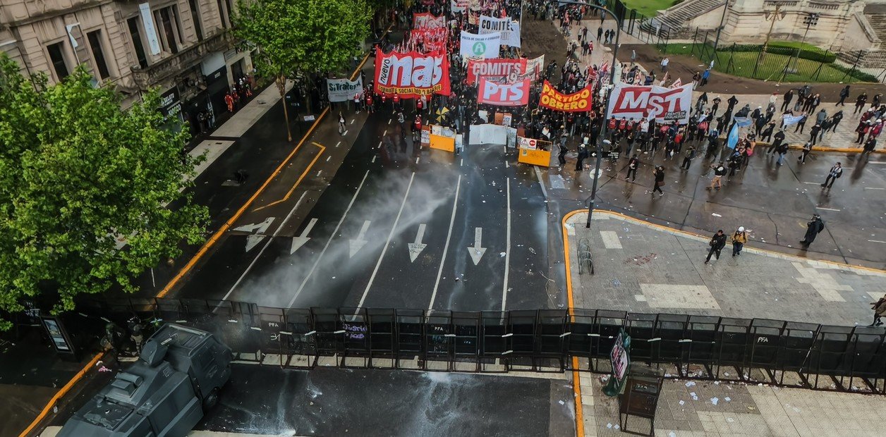 Corridas, piedras y gases en la quinta marcha universitaria, que fue multitudinaria y reforzó las críticas contra el gobierno de Milei