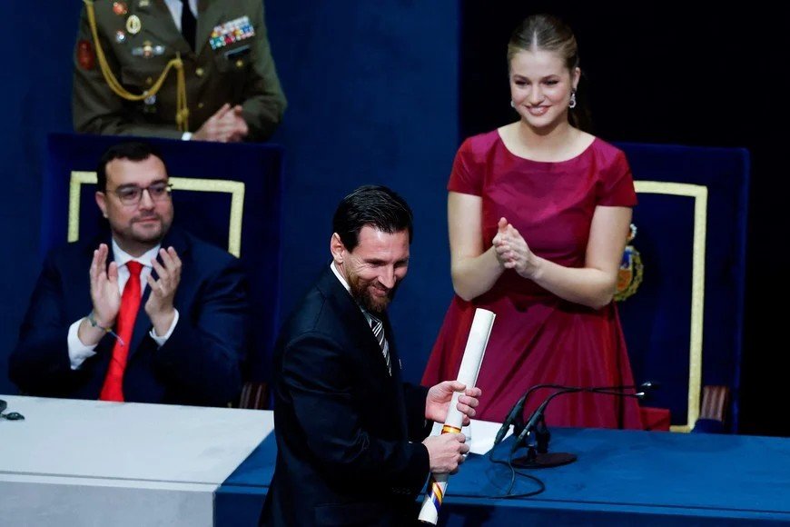 Messi recibió el Premio Princesa de Asturias y fue ovacionado en España junto a Antonela