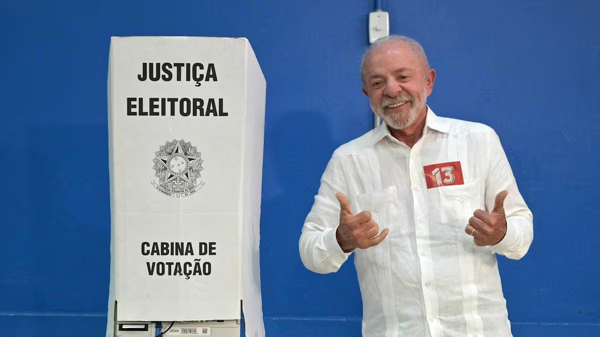 Lula votó en el balotaje y dijo que Bolsonaro “fue educado para mentir”