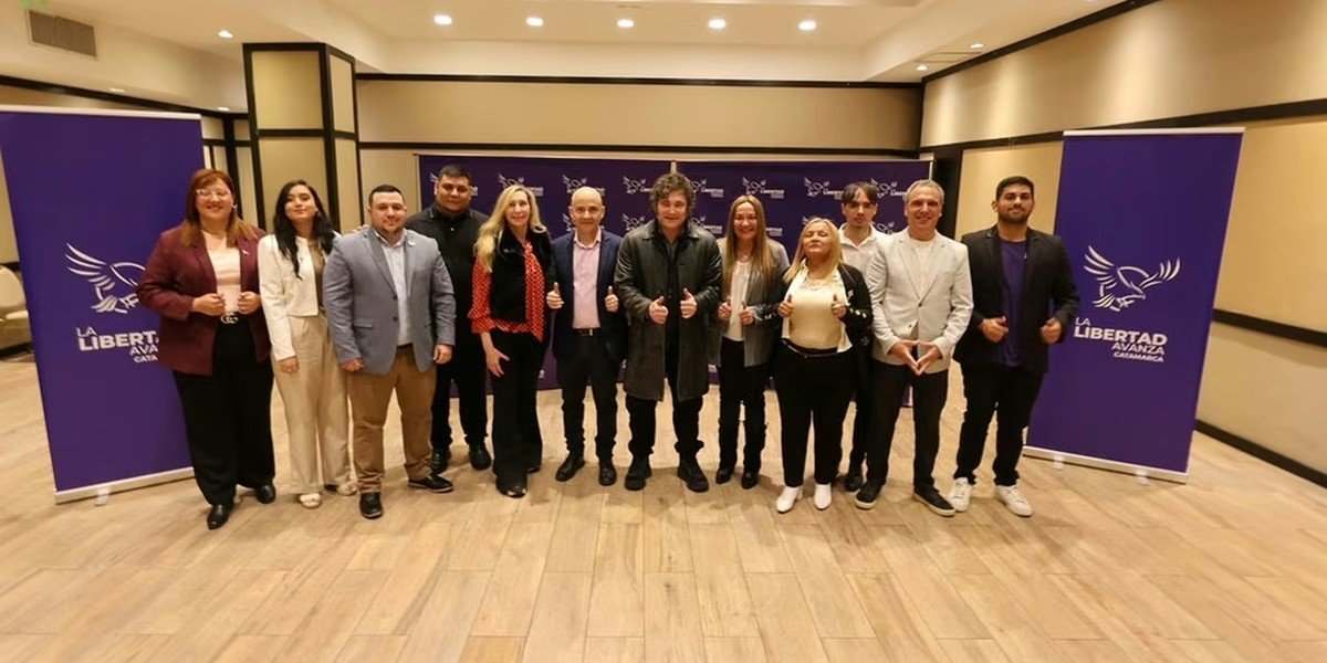 Milei saludó a militantes y tuvo una breve reunión con dirigentes