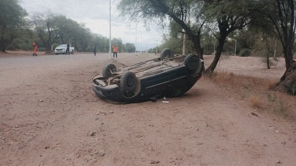 Volcó un automóvil en el acceso sur a Tinogasta: piden circular con precaución por Ruta Nacional 60