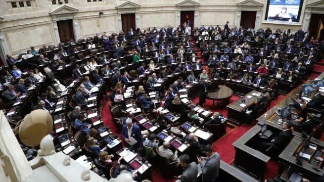 El PJ define la estrategia para arrinconar a Javier Milei por la fuga de Flávio Bolsonaro