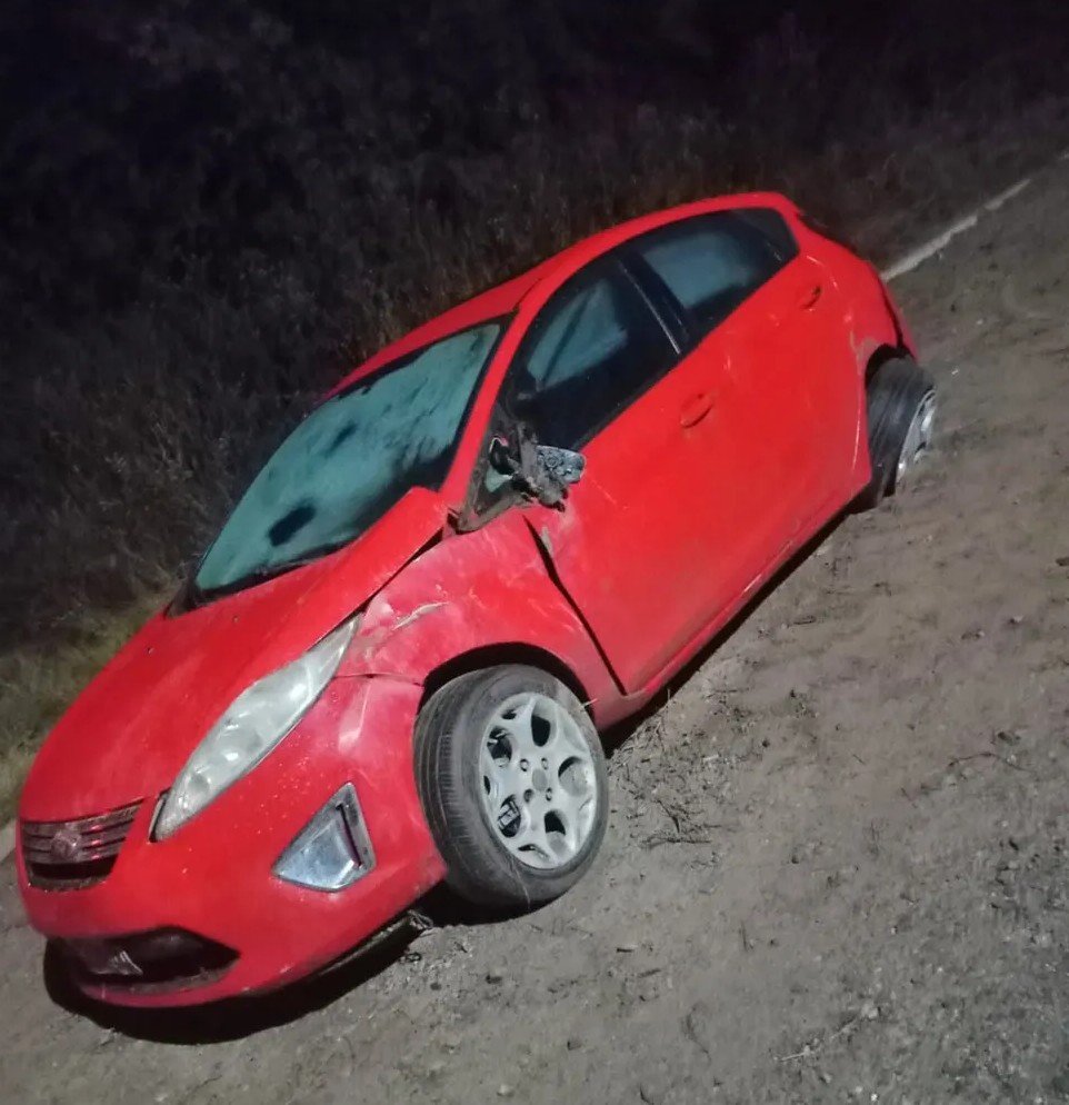 Belén: un conductor chocó contra un poste en el ingreso a la ciudad