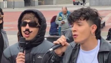 Photo of El inesperado gesto de Luck Ra con Nico Behringer, el ganador de La Voz: bigote falso y música callejera